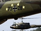 Die deutsche Heli-Crew zollt dem eigenen Fußball-Nationalteam Respekt. (Bild öffnet sich in einem neuen Fenster)