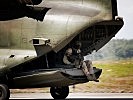 Bordschütze des niederländischen CH-47D CHINNOOK Transporthubschraubers. (Bild öffnet sich in einem neuen Fenster)