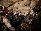 Portugiesische Soldaten im Transportraum der CH-47D CHINOOK. (Bild öffnet sich in einem neuen Fenster)