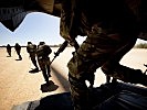 Die Soldaten sitzen zum Gefecht ab. (Bild öffnet sich in einem neuen Fenster)