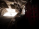 Staub überall, auch im Inneren des Transporthubschraubers. (Bild öffnet sich in einem neuen Fenster)