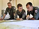 Kartenstudium bei der Flugvorbereitung. (Bild öffnet sich in einem neuen Fenster)