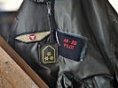 Gleich wird die Pilotenjacke angezogen und es geht zum Hubschrauber. (Bild öffnet sich in einem neuen Fenster)