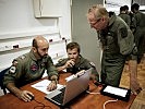 Mit einem portugiesischen Übungsteilnehmer wird der Einsatz geplant. (Bild öffnet sich in einem neuen Fenster)