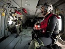 Ein Rettungssanitäter macht sich bereit zum Einsatz. (Bild öffnet sich in einem neuen Fenster)