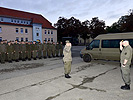 Oberleutnant Jürgen Gruber meldet Oberstleutnant Michael Lippert. (Bild öffnet sich in einem neuen Fenster)
