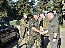 Oberstleutnant Lippert, r., empfängt Generalleutnant Roßmanith aus Ulm. (Bild öffnet sich in einem neuen Fenster)