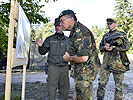 Oberleutnant Gruber erklärt dem General den Zeitplan. (Bild öffnet sich in einem neuen Fenster)