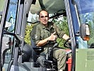 Baggerladerfahrer Zugsführer Daniel Debeljak. (Bild öffnet sich in einem neuen Fenster)