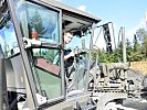 Gräderfahrer Zugsführer Hans-Joachim Huber. (Bild öffnet sich in einem neuen Fenster)