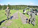 Panzerplatten werden zum ICE verlegt. (Bild öffnet sich in einem neuen Fenster)