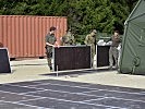 Für das letzte Zelt werden Bodenplatten verlegt.