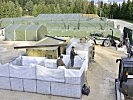 Massive Stahlträger werden quer über den Container gelegt. (Bild öffnet sich in einem neuen Fenster)