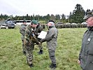 Obertstleutnant Lippert erhielt die Partnerschaftsurkunde.