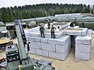 Das Dach des Bunker wird mit weiteren Steinkörben eingedeckt. (Bild öffnet sich in einem neuen Fenster)