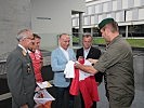 Übergabe eines CISM-Trikots an Verteidigunsminister und Landeshauptmann. (Bild öffnet sich in einem neuen Fenster)