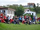 Die Zuschauer warten auf den nächsten Zieleinlauf. (Bild öffnet sich in einem neuen Fenster)