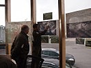 Der Kompaniekommandant, r., weist den Bataillonskommandanten ein.