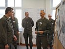 Generalleutnant Reißner, l., und Militärkommandant Wagner, 3.v.l. (Bild öffnet sich in einem neuen Fenster)