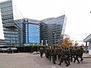 Die Milizsoldaten treten ihren Dienst an Gelände der Siemens AG an.