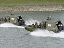 Milizsoldaten trainieren die infanteristische Anlandung im Pionierboot. (Bild öffnet sich in einem neuen Fenster)