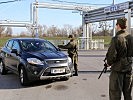 Milizsoldaten kontrollieren Fahrzeuge an der Zufahrt zum Lager. (Bild öffnet sich in einem neuen Fenster)