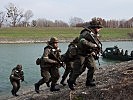 Rekruten der Garde unterstützten die Milizsoldaten beim Anlanden. (Bild öffnet sich in einem neuen Fenster)