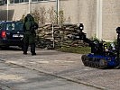 Ein verdächtiges Fahrzeug wird durchsucht. (Bild öffnet sich in einem neuen Fenster)