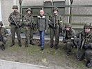 Verteidigungsminister Klug mit den Übenden. (Bild öffnet sich in einem neuen Fenster)