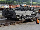 Der erste Panzer trifft in Tirol ein.