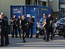Polizisten eskortieren den Panzerkonvoi.