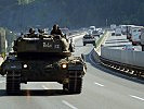 Ein Kampfpanzer "Leopard" 2A4 auf der Europabrücke.
