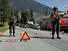 Soldaten betreiben zur Übung eine Straßensperre.