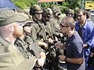 Soldaten halten Demonstranten auf.