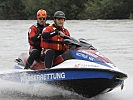 Korporal Lukas Hageneder und Dominik Paregger auf einem Jetski am Inn. (Bild öffnet sich in einem neuen Fenster)