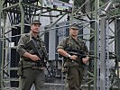 Soldaten sichern das Kraftwerk Jenbach.