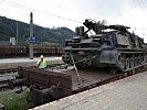 Der erste Waggon mit einem Bergepanzer M-88 kommt zu stehen. (Bild öffnet sich in einem neuen Fenster)