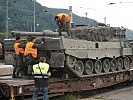 Soldaten lösen Verzurrungen am Panzer. (Bild öffnet sich in einem neuen Fenster)