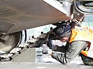 Ein Panzergrenadier entfernt einen Sicherungskeil vor der Abfahrt. (Bild öffnet sich in einem neuen Fenster)