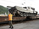 ...so kann die Fahrt am Waggon losgehen. Einweiser lotsen den Panzerfahrer. (Bild öffnet sich in einem neuen Fenster)