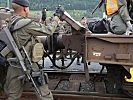 Panzergrenadiere legen Seitenwände der Waggons um. (Bild öffnet sich in einem neuen Fenster)