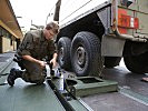 Ein beschädigter "Pinzgauer"-LKW: der Abtransport ist erforderlich. (Bild öffnet sich in einem neuen Fenster)