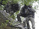 Die Militärpolizei nähert sich im schwierigen Gelände. (Bild öffnet sich in einem neuen Fenster)