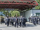 Einsatzeinheiten der Polizei marschieren auf zur Bereinigung der Blockade. (Bild öffnet sich in einem neuen Fenster)