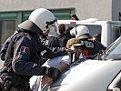 Festnahme und Feststellung der Identität der Demonstranten. (Bild öffnet sich in einem neuen Fenster)