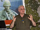 Generalmajor Bauer weist in das Übungsszenario ein. (Bild öffnet sich in einem neuen Fenster)