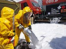 Löschschaum bindet die aus dem Waggon austretenden Chemikalien. (Bild öffnet sich in einem neuen Fenster)