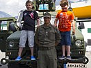 Benjamin, l., und Bruder Maxilmilia am Iveco: "Seeehr Cool!".
