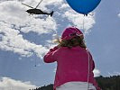 Klein und Groß bestaunen einen "Black Hawk"-Hubschrauber im Schwebeflug. (Bild öffnet sich in einem neuen Fenster)
