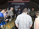 Besucher informieren sich über neues Equipment der Militärstreife. (Bild öffnet sich in einem neuen Fenster)